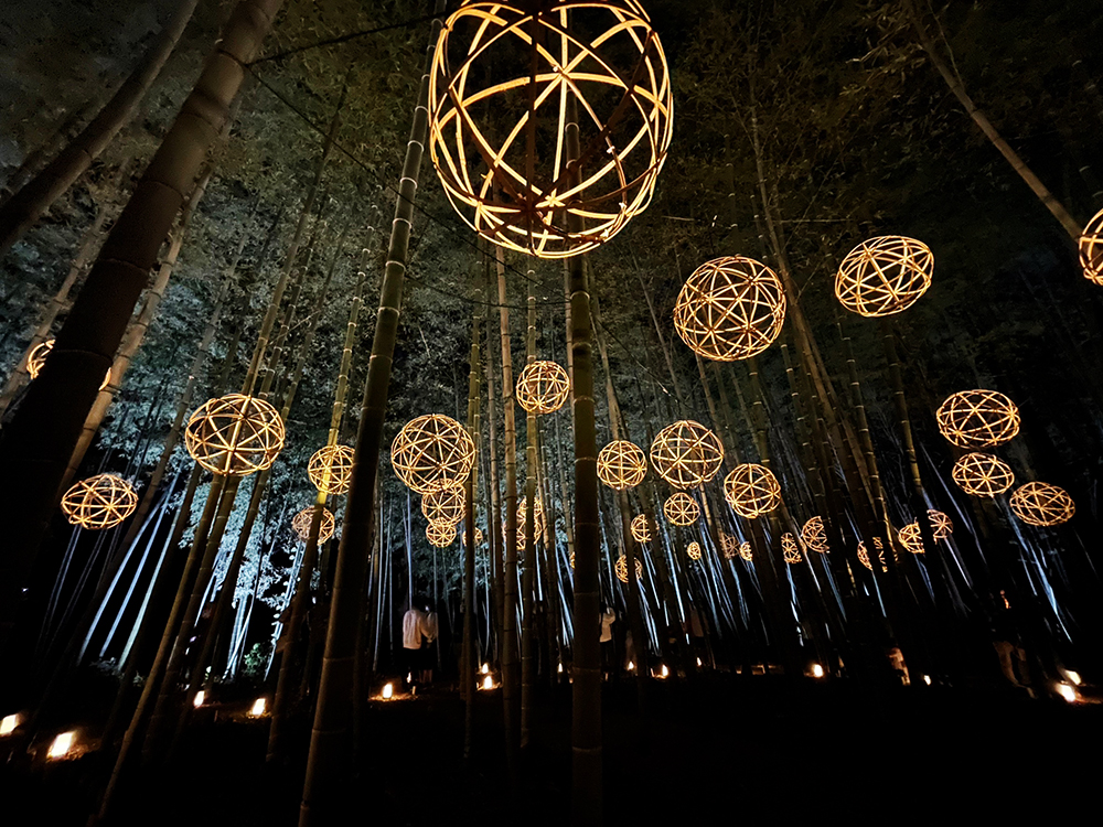 竹ひごで編まれた丸い飾りがライトアップされて揺れる世界