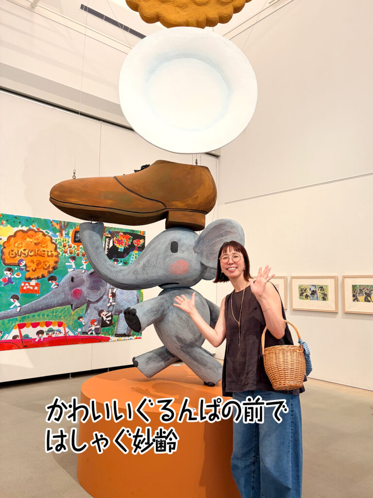 かわいいぐるんぱの前ではしゃぐ妙齢